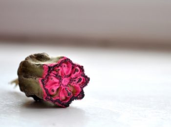 Un timbrino con l’okra: lavoretti da fare con i bambini quando piove