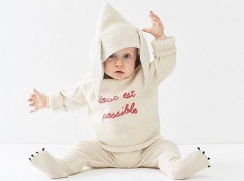 I deliziosi vestitini “tutte orecchie” sferruzzati a mano da Oeuf