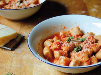 Prepariamo insieme gli gnocchi di ricotta (con il tocco in più per gli adulti)