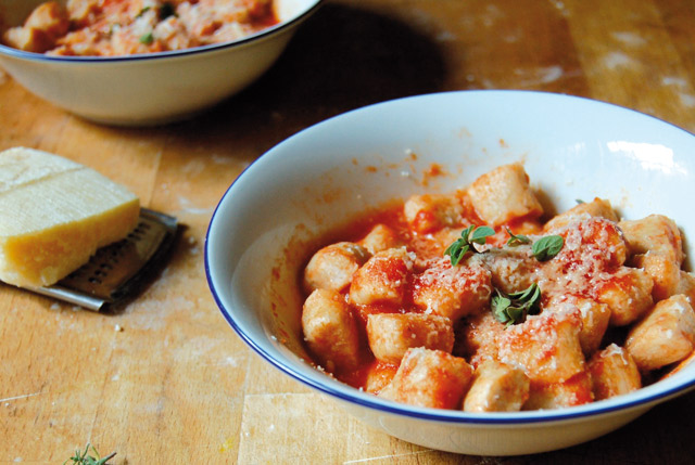 Prepariamo insieme gli gnocchi di ricotta (con il tocco in più per gli adulti)