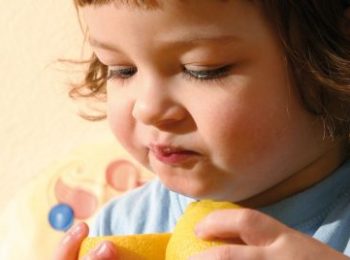 Bambini impossibili a tavola: il rifiuto dei cibi nuovi