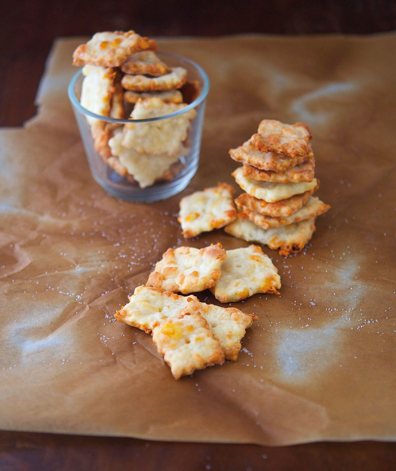 Prepariamo i cracker al formaggio