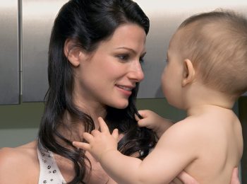 Perché i neonati mettono le mani in bocca alla mamma
