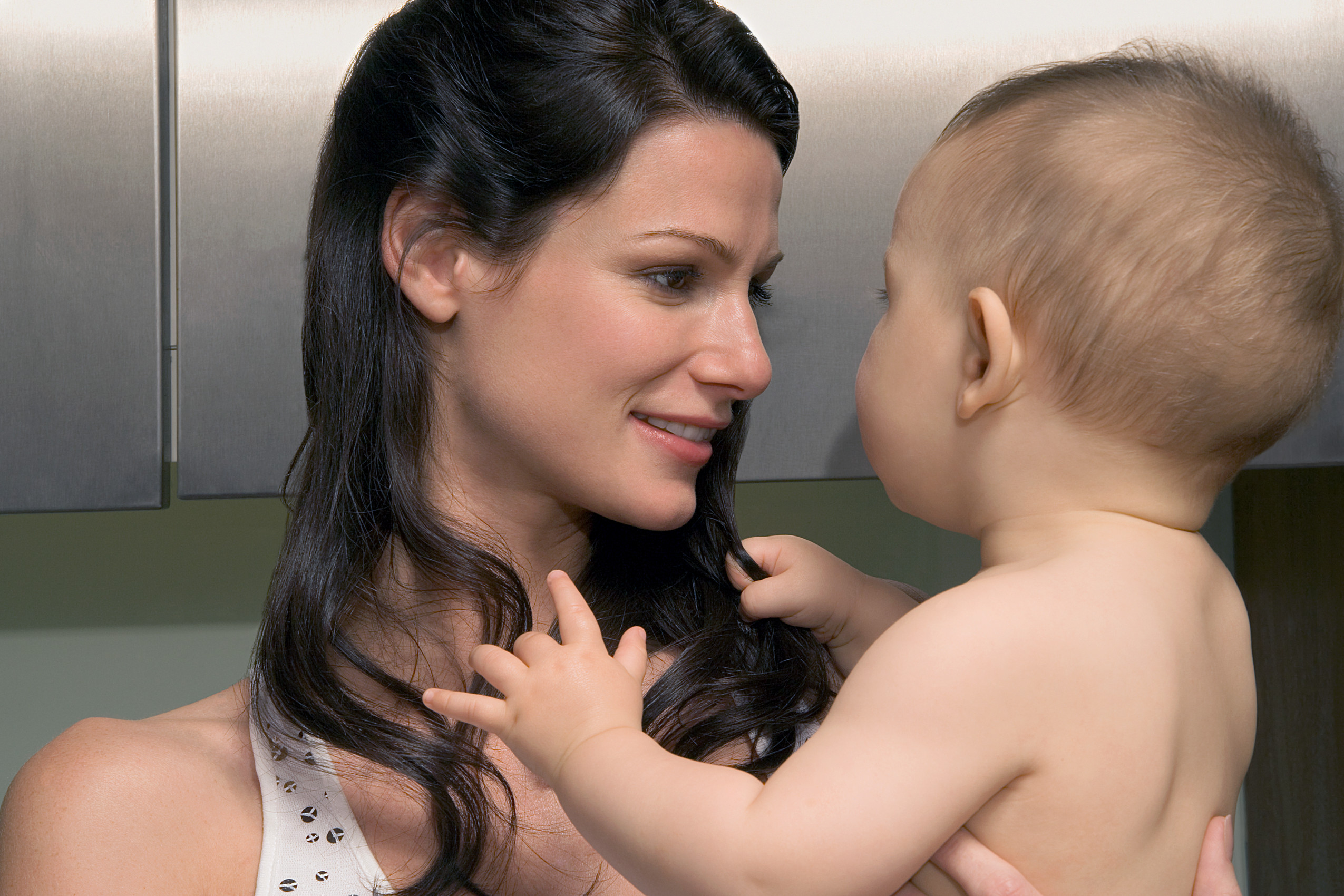 Perché i neonati mettono le mani in bocca alla mamma