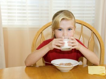 Cosa fare se il bimbo non vuole mangiare a colazione