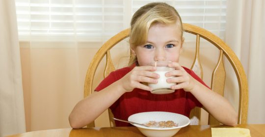 cosa fare se il bimbo non vuole mangiare a colazione