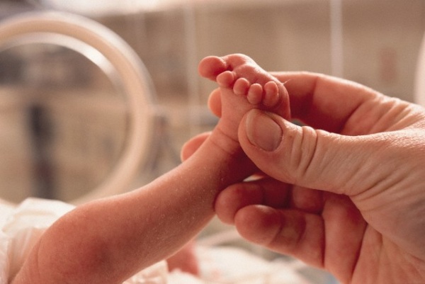 Neonati prematuri: più sani grazie alle carezze