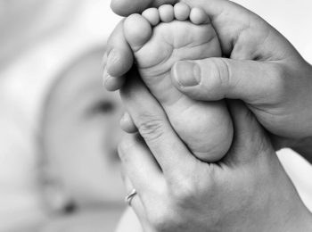Il massaggio infantile apporta benessere anche a noi genitori