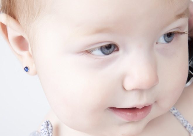 Orecchini ai bambini: qual è l’età giusta per fare il buco alle orecchie?