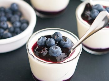 Panna cotta allo yogurt con salsa ai mirtilli