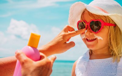 La pelle dei bambini è delicata: le regole per stare al sole