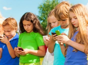 Il “collo da sms”, il nuovo rischio per i bambini