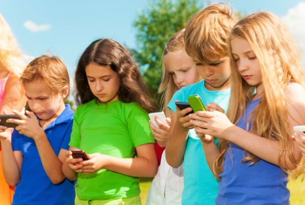 Il “collo da sms”, il nuovo rischio per i bambini