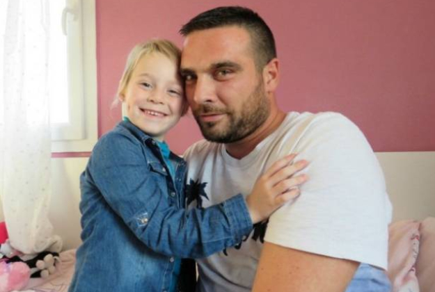 I colleghi gli regalano le loro ferie per seguire le cure della figlia