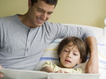 Favole della buonanotte? I migliori a leggerle sono i papà!