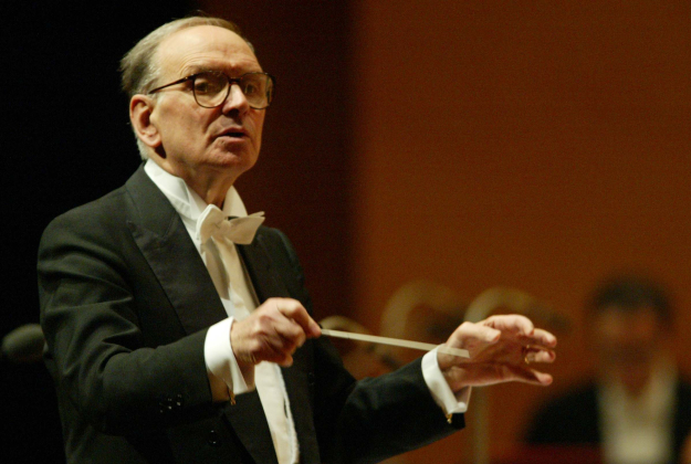 Morricone attacca: “la musica a scuola non va, e basta col flauto”