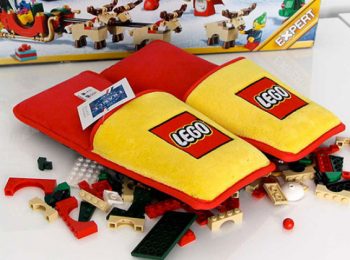 Arrivano le ciabatte “anti-Lego”. E i piedi ringraziano!