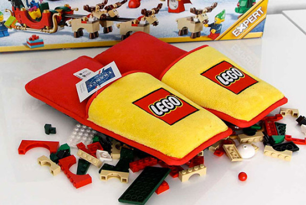 Arrivano le ciabatte “anti-Lego”. E i piedi ringraziano!