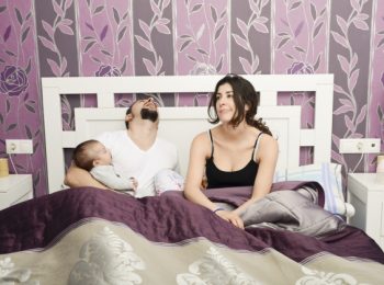 Il sonno interrotto affossa la nostra allegria