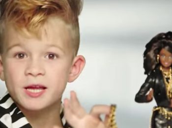Il primo bambino in uno spot Barbie