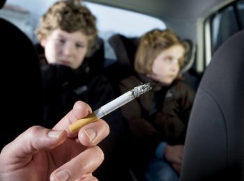 Dal 2 febbraio è vietato fumare in auto con i bambini