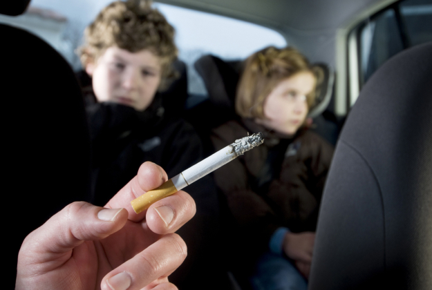 Dal 2 febbraio è vietato fumare in auto con i bambini