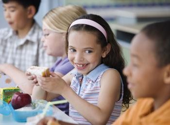 Pro o contro la mensa scolastica? Una sentenza riconosce il diritto di portare il pranzo da casa