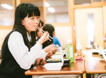 Come è il pranzo a scuola per i bambini nel mondo