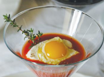 Cuciniello crema di pomodoro con ricotta di capra e scottata di uovo di quaglia