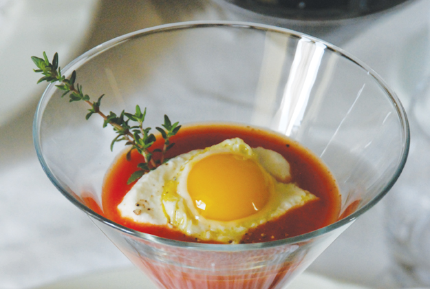 Cuciniello crema di pomodoro con ricotta di capra e scottata di uovo di quaglia