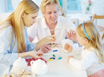 Nonni o babysitter? Ecco il dilemma per i neo genitori