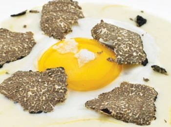 Uovo di gallina ruspante all’occhio di bue, con patate, limone e tartufo