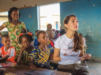 Una Bond Girl per le ostetriche in Africa