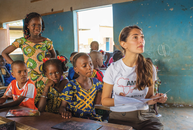 Una Bond Girl per le ostetriche in Africa