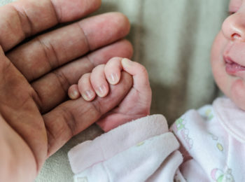 Dal grembo alle braccia, cosa chiede il neonato?