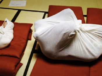 Avvolti come neonati: dal Giappone arriva l’Otonamaki, un nuovo metodo di relax