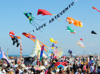 Arrivano gli aquiloni! Torna Artevento, lo spettacolare festival dell’aria di Cervia