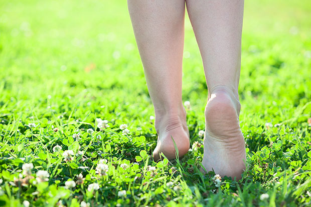 Vita da scalzi. Quanto fa bene il barefooting (e dove praticarlo)