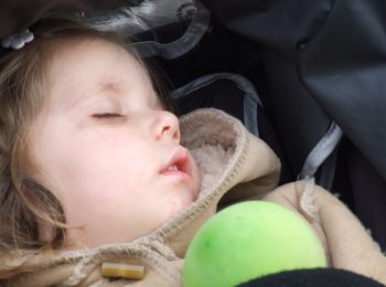 Non dimenticare il bimbo in auto: la tecnologia in aiuto alla sicurezza