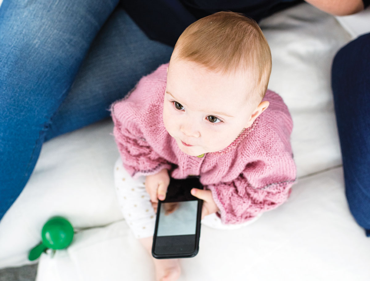 Cellulari, tablet e wi-fi: l’elettromagnetismo fa male ai bambini?