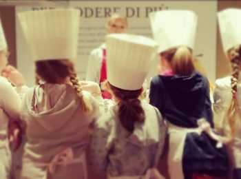 Diventare grandi: facciamo la spesa e cuciniamo insieme