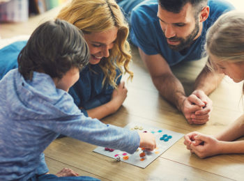Giochiamo insieme: giochi di società con i bambini