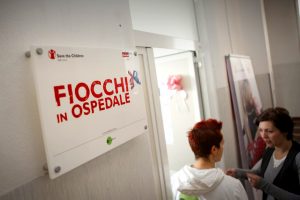 GG fiocchi in ospedale con save the children