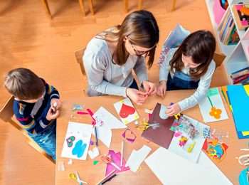 Le mani dei bambini costruiscono il pensiero