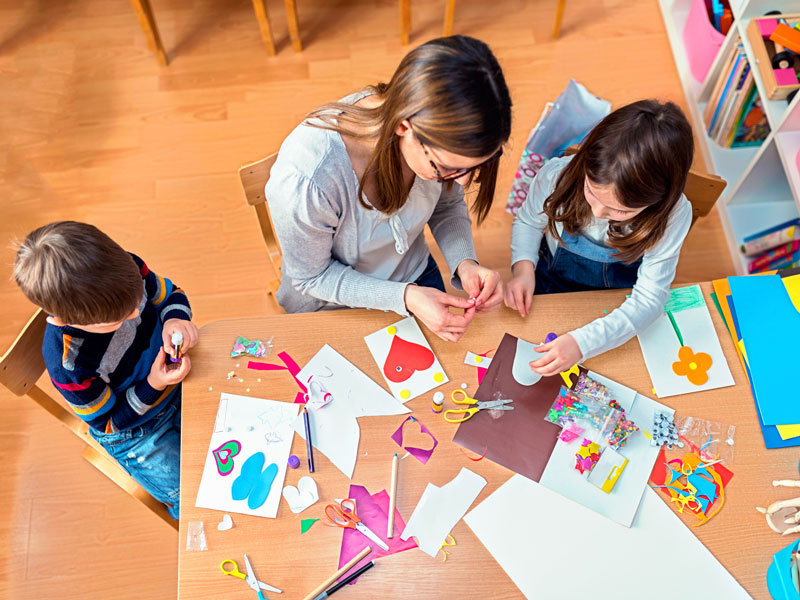 Le mani dei bambini costruiscono il pensiero