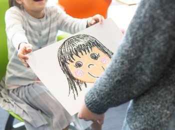 Il regalo alla maestra: idee last minute che dicono davvero grazie