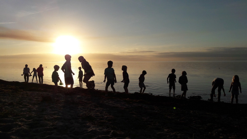 Rainbow Family Festival Danimarca - kids on the beach