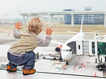 Posso portare il passeggino in aereo? Sì, si può
