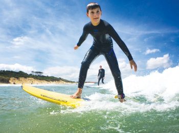 Surf mama: i racconti d’onda di Silvia, mamma, fotografa e surfer