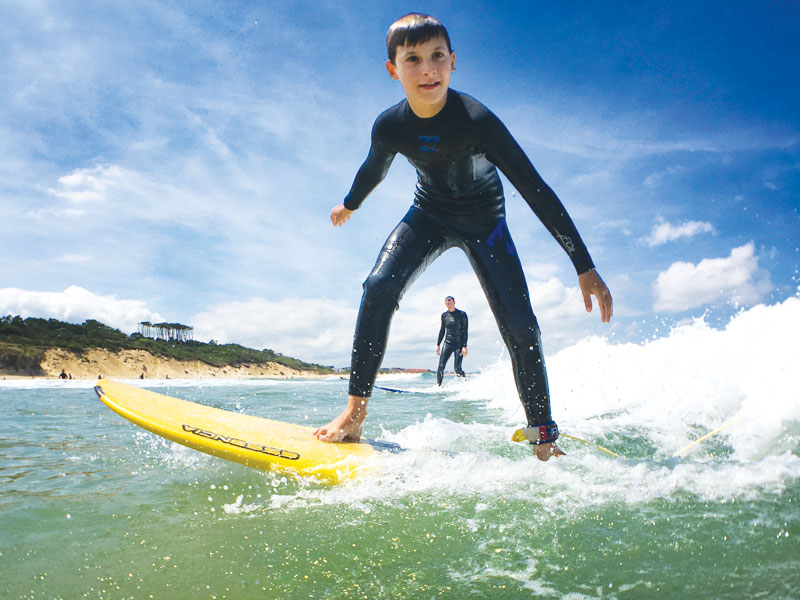 Surf mama: i racconti d’onda di Silvia, mamma, fotografa e surfer